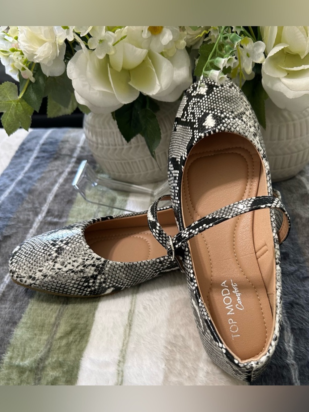 NWOT TOP Moda Women's Annette Black & White Snake-Print Mary Jane Flats Size 8.5